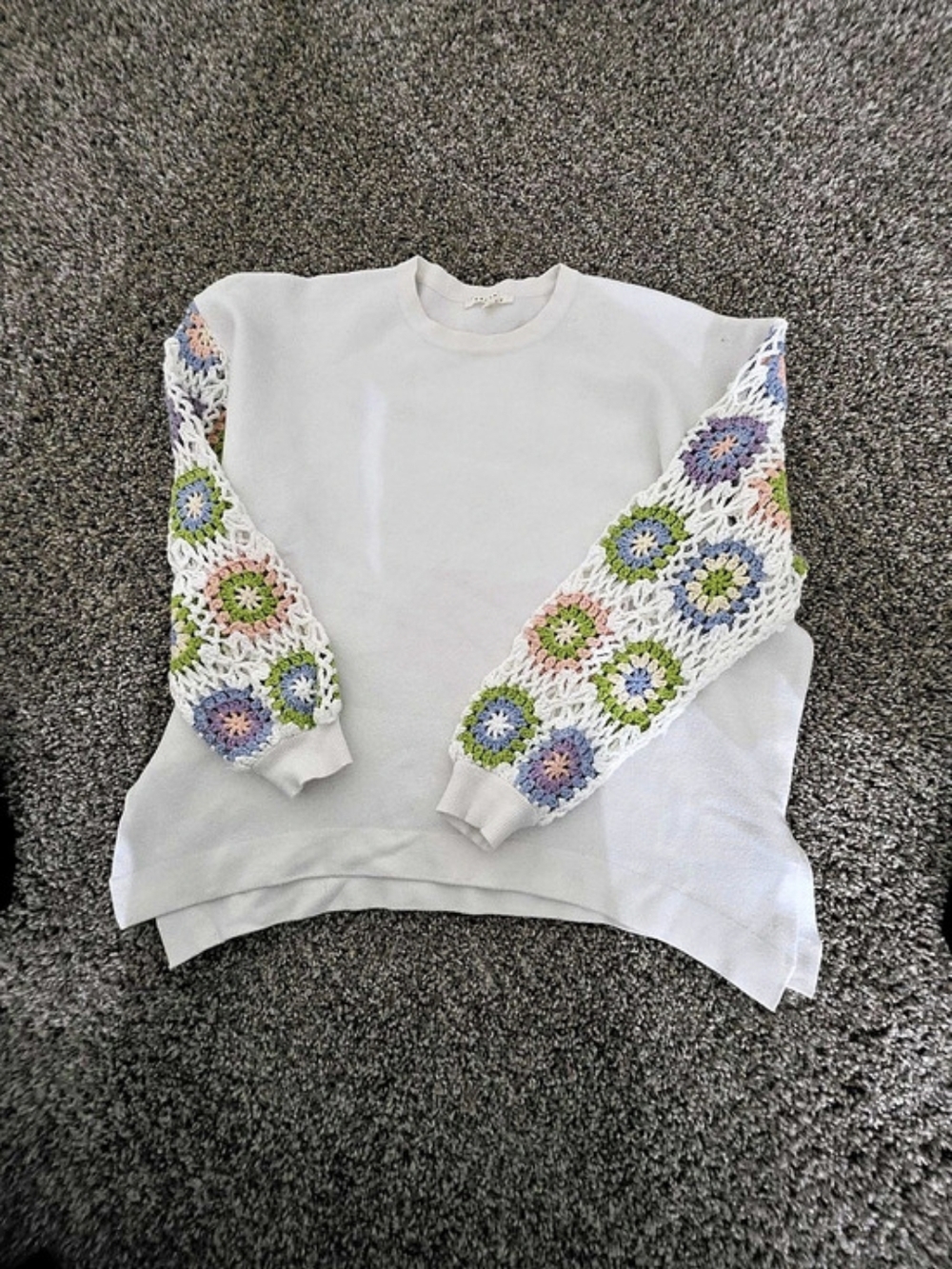 Baevy Floral Sleeve Sweatshirt in White Size Small Like New